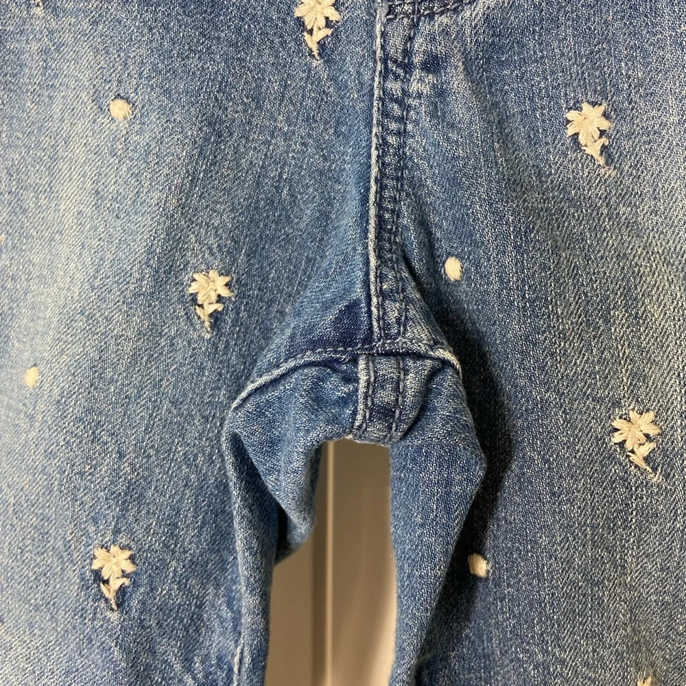 Baby GAP girl’s medium wash denim floral embroidered girlfriend jeans‎ 4 years